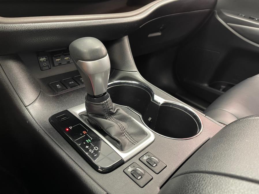Used Toyota Highlander XLE V6 AWD (Natl) 2019 | 5 Towns Drive. Inwood, New York Used Toyota Highlander XLE V6 AWD (Natl) 2019 | 5 Towns Drive. Inwood, New York
