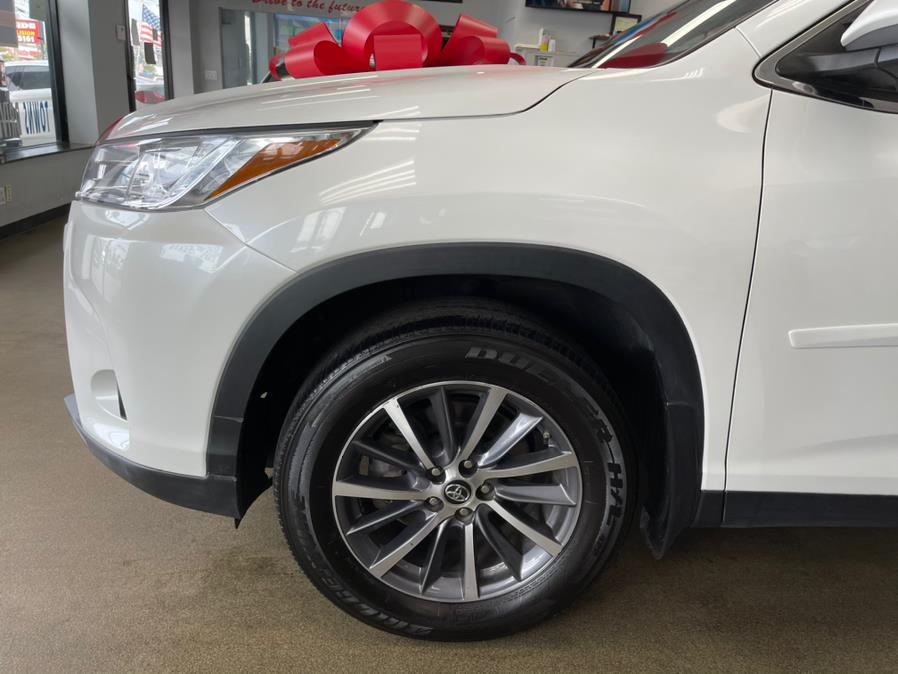 Used Toyota Highlander XLE V6 AWD (Natl) 2019 | 5 Towns Drive. Inwood, New York Used Toyota Highlander XLE V6 AWD (Natl) 2019 | 5 Towns Drive. Inwood, New York