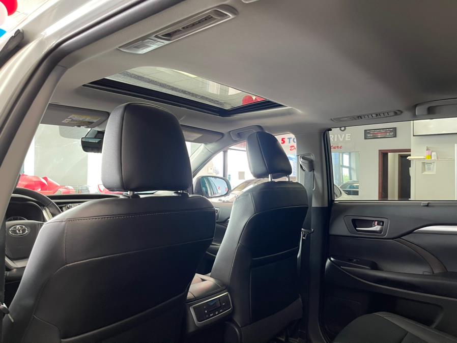 Used Toyota Highlander XLE V6 AWD (Natl) 2019 | 5 Towns Drive. Inwood, New York Used Toyota Highlander XLE V6 AWD (Natl) 2019 | 5 Towns Drive. Inwood, New York