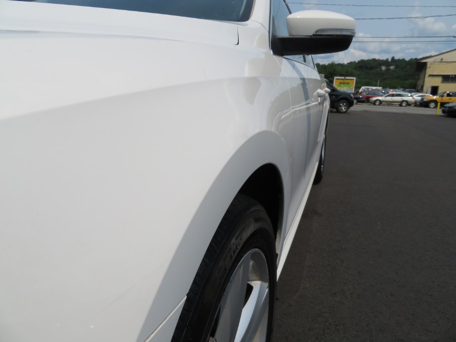 Used Volkswagen Passat 4dr Sdn 2.5L Auto SE w/Sunroof & Nav PZEV 2013 | Auto Match LLC. Waterbury, Connecticut Used Volkswagen Passat 4dr Sdn 2.5L Auto SE w/Sunroof & Nav PZEV 2013 | Auto Match LLC. Waterbury, Connecticut
