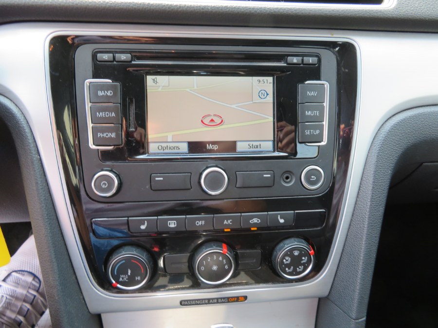 Used Volkswagen Passat 4dr Sdn 2.5L Auto SE w/Sunroof & Nav PZEV 2013 | Auto Match LLC. Waterbury, Connecticut Used Volkswagen Passat 4dr Sdn 2.5L Auto SE w/Sunroof & Nav PZEV 2013 | Auto Match LLC. Waterbury, Connecticut