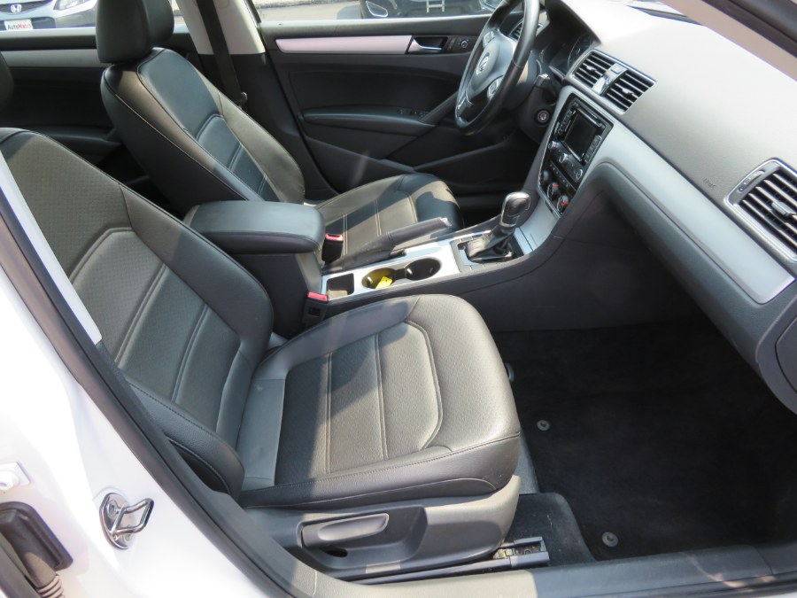 Used Volkswagen Passat 4dr Sdn 2.5L Auto SE w/Sunroof & Nav PZEV 2013 | Auto Match LLC. Waterbury, Connecticut Used Volkswagen Passat 4dr Sdn 2.5L Auto SE w/Sunroof & Nav PZEV 2013 | Auto Match LLC. Waterbury, Connecticut