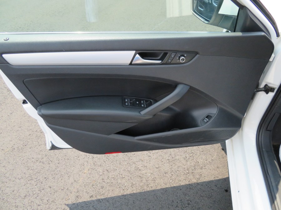 Used Volkswagen Passat 4dr Sdn 2.5L Auto SE w/Sunroof & Nav PZEV 2013 | Auto Match LLC. Waterbury, Connecticut Used Volkswagen Passat 4dr Sdn 2.5L Auto SE w/Sunroof & Nav PZEV 2013 | Auto Match LLC. Waterbury, Connecticut