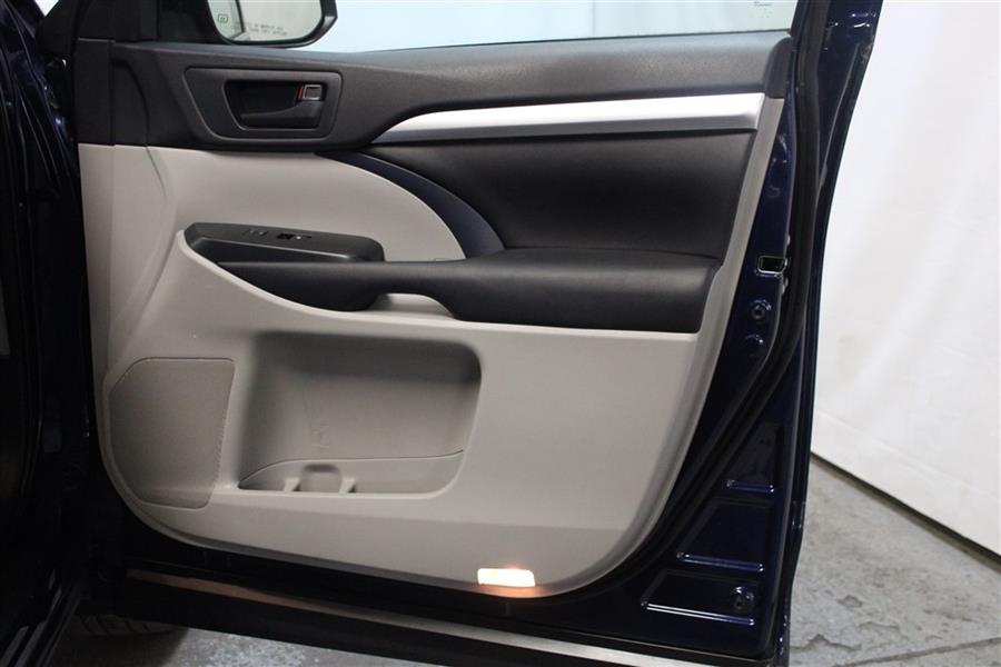 Used Toyota Highlander LE 2016 | Fast Track Motors. Paterson, New Jersey Used Toyota Highlander LE 2016 | Fast Track Motors. Paterson, New Jersey
