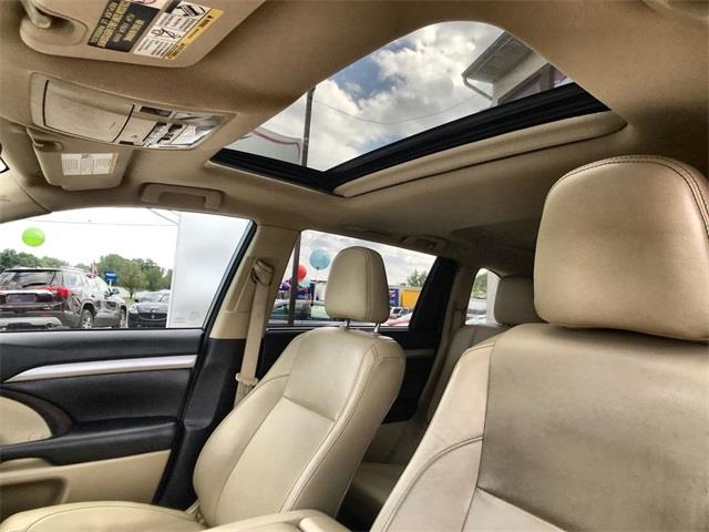 Used Toyota Highlander XLE 2017 | Prestige Auto Cars LLC. New Britain, Connecticut Used Toyota Highlander XLE 2017 | Prestige Auto Cars LLC. New Britain, Connecticut