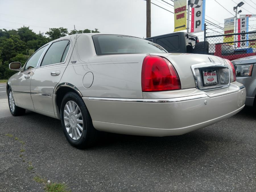 Used Lincoln Town Car 4dr Sdn Signature Limited 2005 | Alpine Motors Inc. Wantagh, New York Used Lincoln Town Car 4dr Sdn Signature Limited 2005 | Alpine Motors Inc. Wantagh, New York