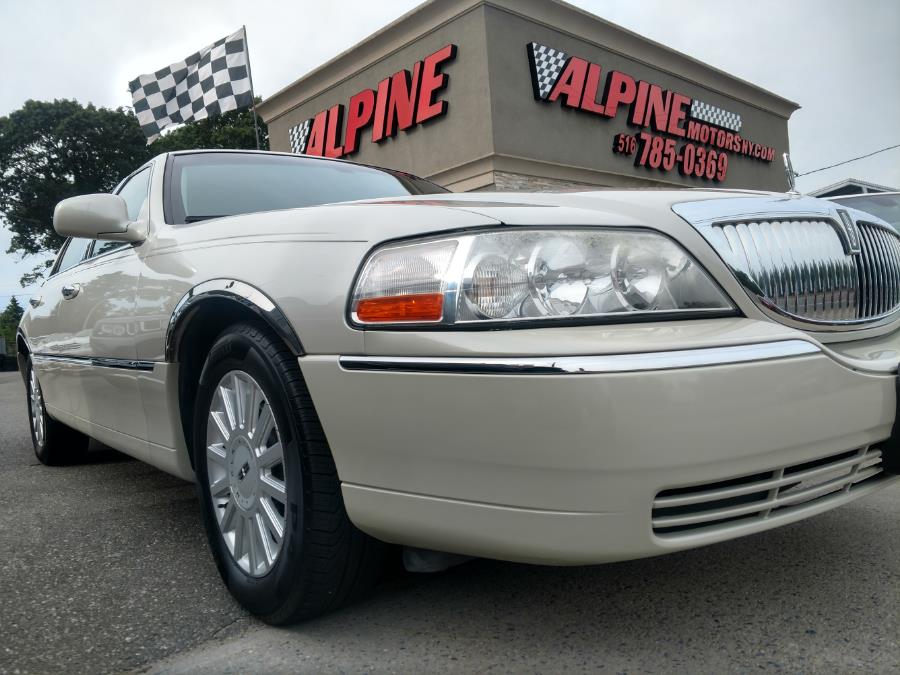 Used Lincoln Town Car 4dr Sdn Signature Limited 2005 | Alpine Motors Inc. Wantagh, New York Used Lincoln Town Car 4dr Sdn Signature Limited 2005 | Alpine Motors Inc. Wantagh, New York