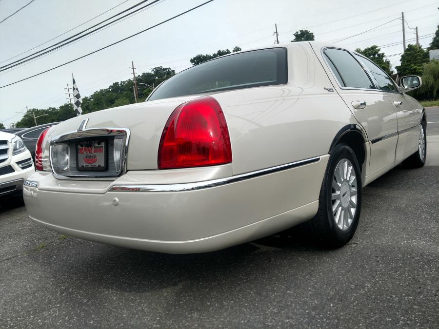 Used Lincoln Town Car 4dr Sdn Signature Limited 2005 | Alpine Motors Inc. Wantagh, New York Used Lincoln Town Car 4dr Sdn Signature Limited 2005 | Alpine Motors Inc. Wantagh, New York