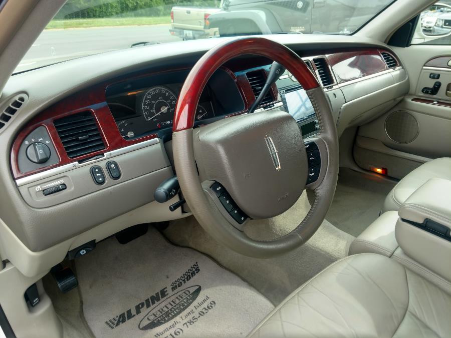 Used Lincoln Town Car 4dr Sdn Signature Limited 2005 | Alpine Motors Inc. Wantagh, New York Used Lincoln Town Car 4dr Sdn Signature Limited 2005 | Alpine Motors Inc. Wantagh, New York