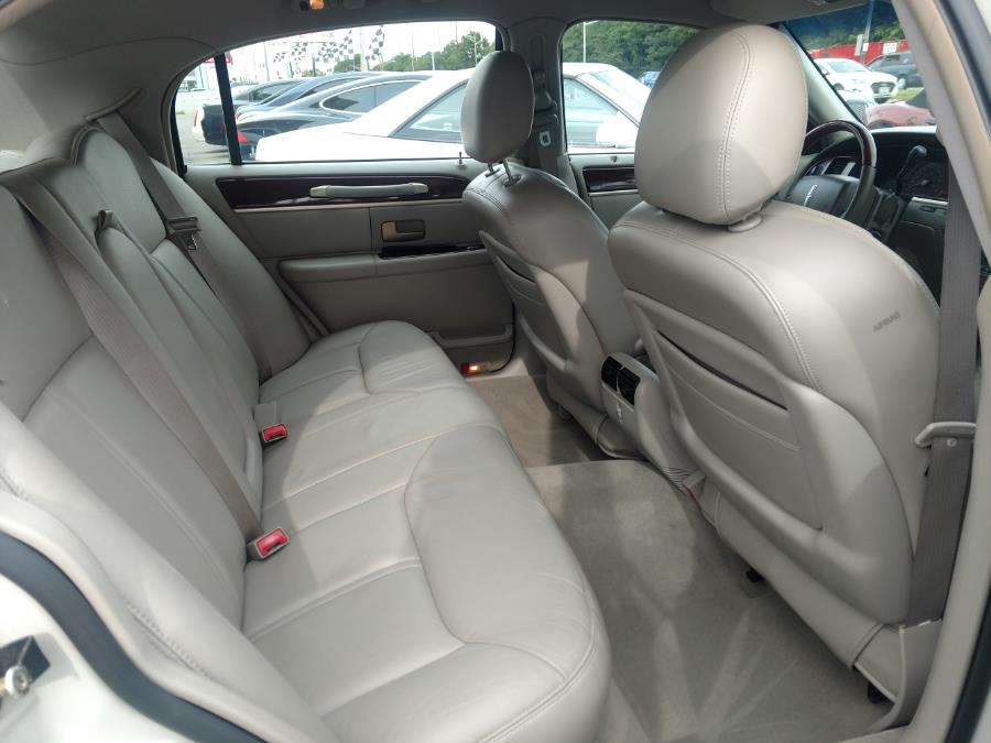 Used Lincoln Town Car 4dr Sdn Signature Limited 2005 | Alpine Motors Inc. Wantagh, New York Used Lincoln Town Car 4dr Sdn Signature Limited 2005 | Alpine Motors Inc. Wantagh, New York