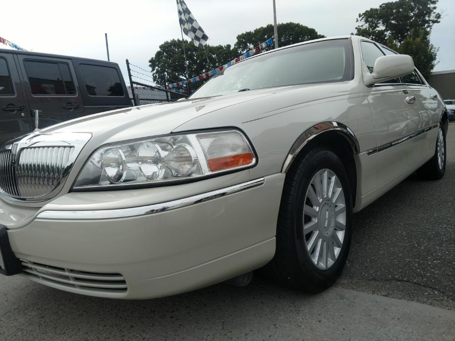 Used Lincoln Town Car 4dr Sdn Signature Limited 2005 | Alpine Motors Inc. Wantagh, New York Used Lincoln Town Car 4dr Sdn Signature Limited 2005 | Alpine Motors Inc. Wantagh, New York