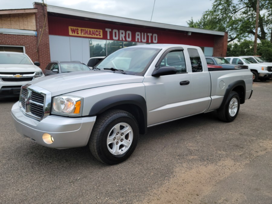 2006 Dodge Dakota 2dr Club Cab 131 SLT, available for sale in East Windsor, Connecticut | Toro Auto. East Windsor, Connecticut