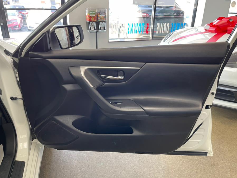 2016 Nissan Altima 4dr Sdn I4 2.5 S, available for sale in Inwood, New York | 5 Towns Drive. Inwood, New York 2016 Nissan Altima 4dr Sdn I4 2.5 S, available for sale in Inwood, New York | 5 Towns Drive. Inwood, New York