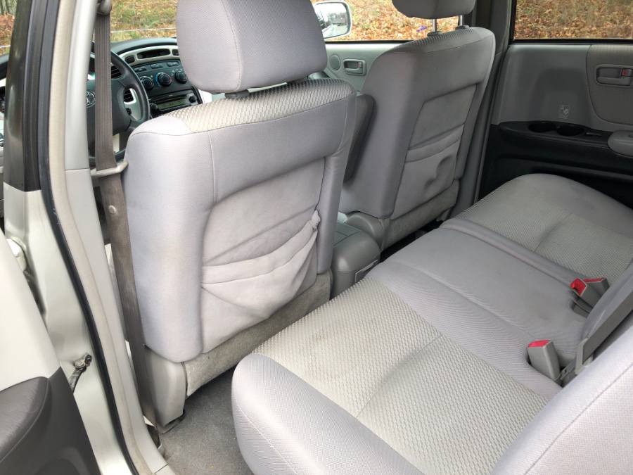 Used Toyota Highlander 4dr V6 4WD w/3rd Row (Natl) 2006 | Farmington Auto Park LLC. Plainville, Connecticut Used Toyota Highlander 4dr V6 4WD w/3rd Row (Natl) 2006 | Farmington Auto Park LLC. Plainville, Connecticut