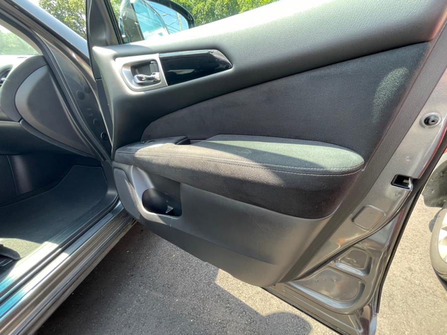 Used Nissan Pathfinder 4WD 4dr S *Ltd Avail* 2015 | Auto Match LLC. Waterbury, Connecticut Used Nissan Pathfinder 4WD 4dr S *Ltd Avail* 2015 | Auto Match LLC. Waterbury, Connecticut