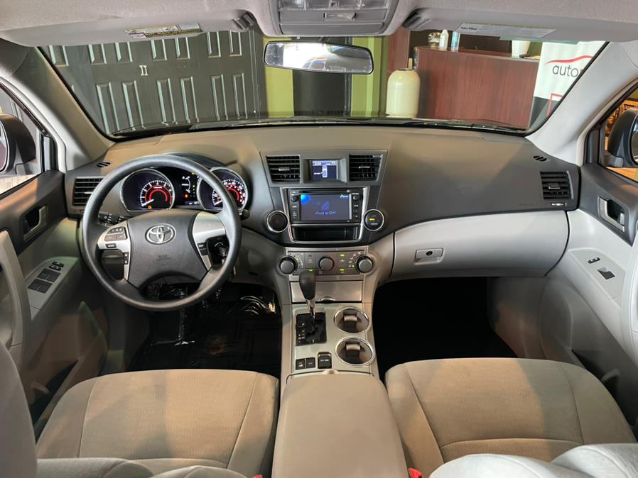 2013 Toyota Highlander 4WD 4dr V6 (Natl), available for sale in West Hartford, Connecticut | AutoMax. West Hartford, Connecticut 2013 Toyota Highlander 4WD 4dr V6 (Natl), available for sale in West Hartford, Connecticut | AutoMax. West Hartford, Connecticut