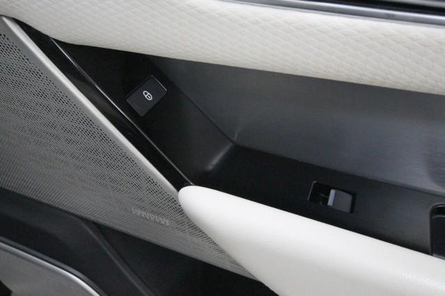 Used Land Rover Range Rover Velar R-Dynamic SE 4WD w/ Navi & rearCam 2018 | Car Revolution. Maple Shade, New Jersey Used Land Rover Range Rover Velar R-Dynamic SE 4WD w/ Navi & rearCam 2018 | Car Revolution. Maple Shade, New Jersey