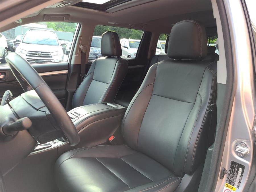 Used Toyota Highlander XLE V6 AWD 2018 | National Auto Brokers, Inc.. Waterbury, Connecticut Used Toyota Highlander XLE V6 AWD 2018 | National Auto Brokers, Inc.. Waterbury, Connecticut