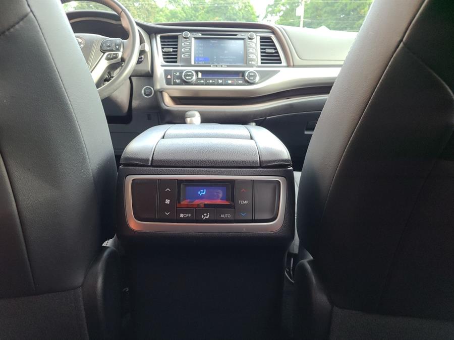 Used Toyota Highlander XLE V6 AWD 2018 | National Auto Brokers, Inc.. Waterbury, Connecticut Used Toyota Highlander XLE V6 AWD 2018 | National Auto Brokers, Inc.. Waterbury, Connecticut