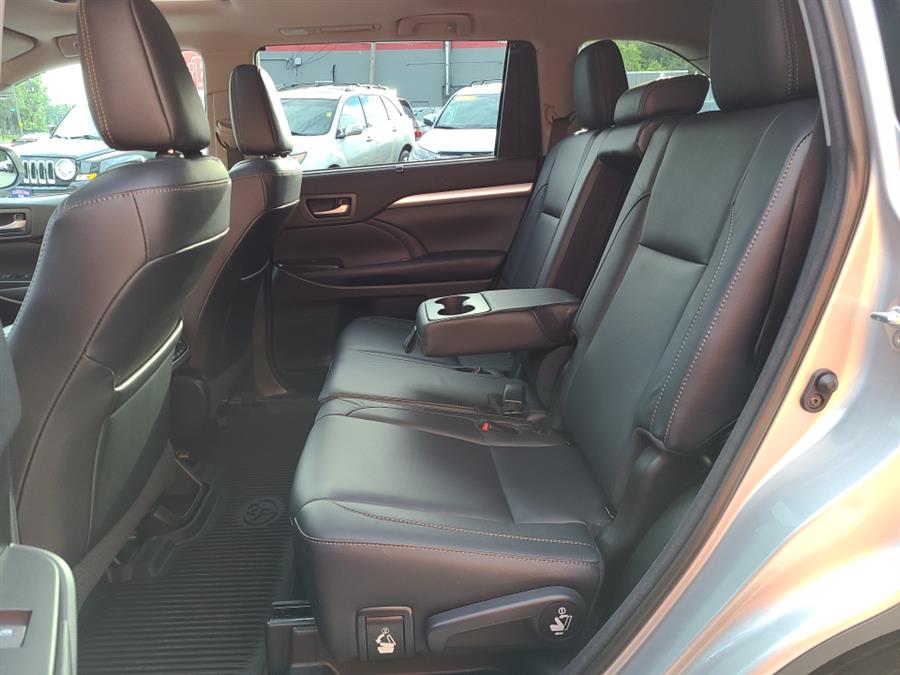 Used Toyota Highlander XLE V6 AWD 2018 | National Auto Brokers, Inc.. Waterbury, Connecticut Used Toyota Highlander XLE V6 AWD 2018 | National Auto Brokers, Inc.. Waterbury, Connecticut