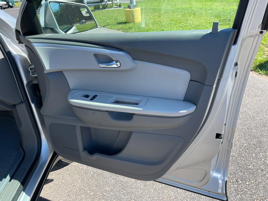 2009 Chevrolet Traverse AWD 4dr LT w/1LT, available for sale in South Windsor, Connecticut | Mike And Tony Auto Sales, Inc. South Windsor, Connecticut 2009 Chevrolet Traverse AWD 4dr LT w/1LT, available for sale in South Windsor, Connecticut | Mike And Tony Auto Sales, Inc. South Windsor, Connecticut