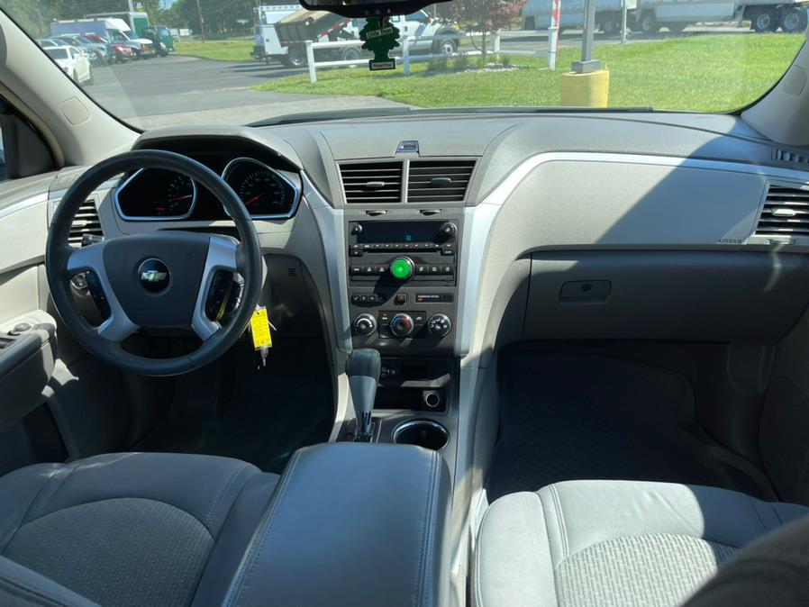 2009 Chevrolet Traverse AWD 4dr LT w/1LT, available for sale in South Windsor, Connecticut | Mike And Tony Auto Sales, Inc. South Windsor, Connecticut 2009 Chevrolet Traverse AWD 4dr LT w/1LT, available for sale in South Windsor, Connecticut | Mike And Tony Auto Sales, Inc. South Windsor, Connecticut