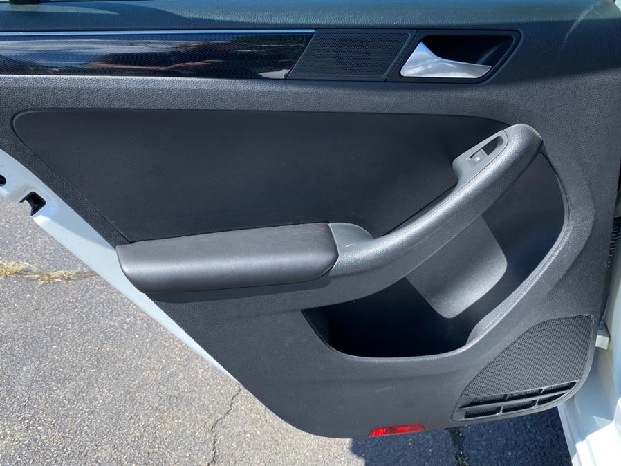 Used Volkswagen Jetta Sedan 4dr Auto 1.8T SE PZEV 2015 | Lava Motors 2 Inc. Canton, Connecticut Used Volkswagen Jetta Sedan 4dr Auto 1.8T SE PZEV 2015 | Lava Motors 2 Inc. Canton, Connecticut