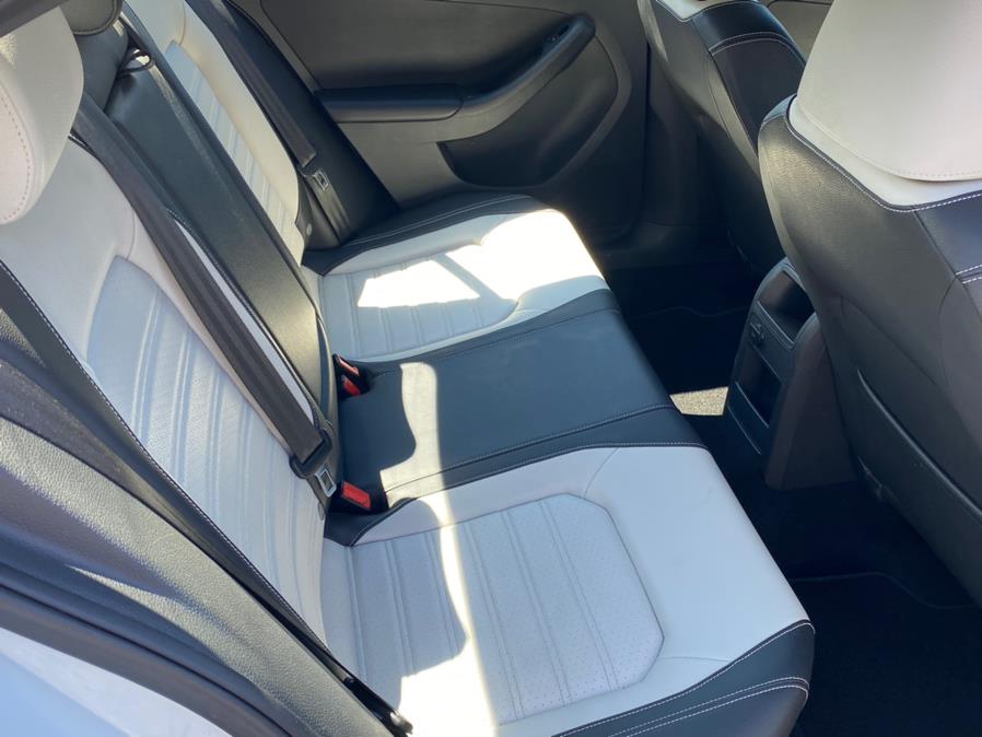 Used Volkswagen Jetta Sedan 4dr Auto 1.8T SE PZEV 2015 | Lava Motors 2 Inc. Canton, Connecticut Used Volkswagen Jetta Sedan 4dr Auto 1.8T SE PZEV 2015 | Lava Motors 2 Inc. Canton, Connecticut