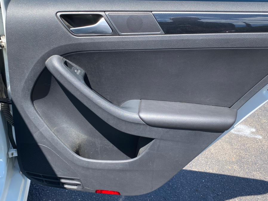 Used Volkswagen Jetta Sedan 4dr Auto 1.8T SE PZEV 2015 | Lava Motors 2 Inc. Canton, Connecticut Used Volkswagen Jetta Sedan 4dr Auto 1.8T SE PZEV 2015 | Lava Motors 2 Inc. Canton, Connecticut