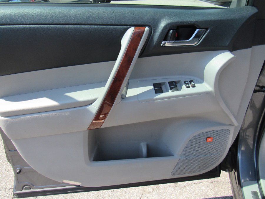 2013 Toyota Highlander Limited, available for sale in Worcester, Massachusetts | Hilario's Auto Sales Inc.. Worcester, Massachusetts 2013 Toyota Highlander Limited, available for sale in Worcester, Massachusetts | Hilario's Auto Sales Inc.. Worcester, Massachusetts