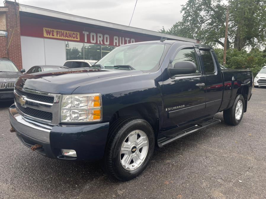 2007 Chevrolet Silverado 1500 4WD Ext Cab 143.5" LT w/1LT, available for sale in East Windsor, Connecticut | Toro Auto. East Windsor, Connecticut