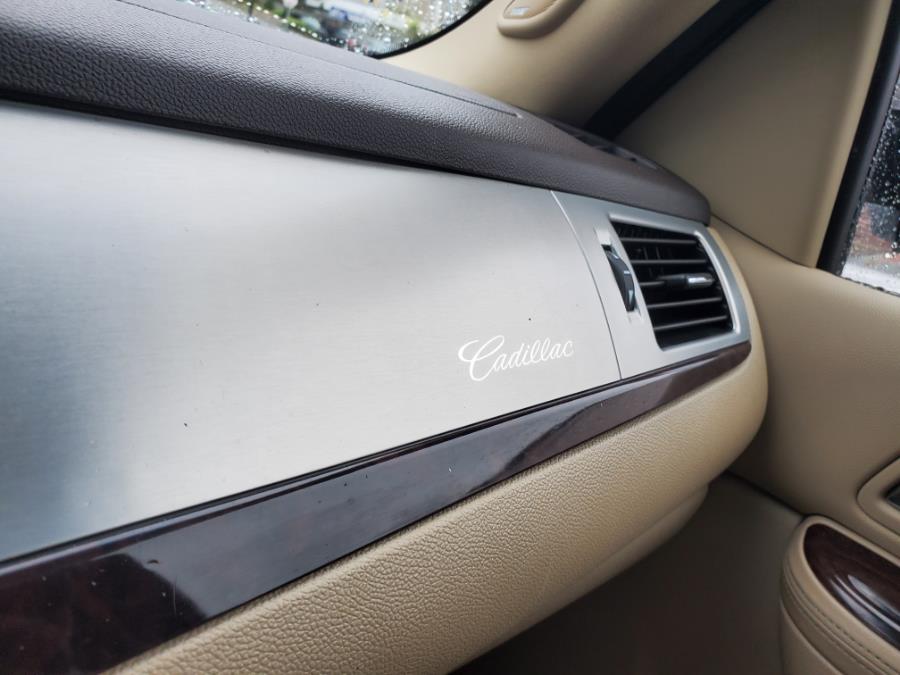 Used Cadillac Escalade ESV AWD 4dr Premium 2012 | Capital Lease and Finance. Brockton, Massachusetts