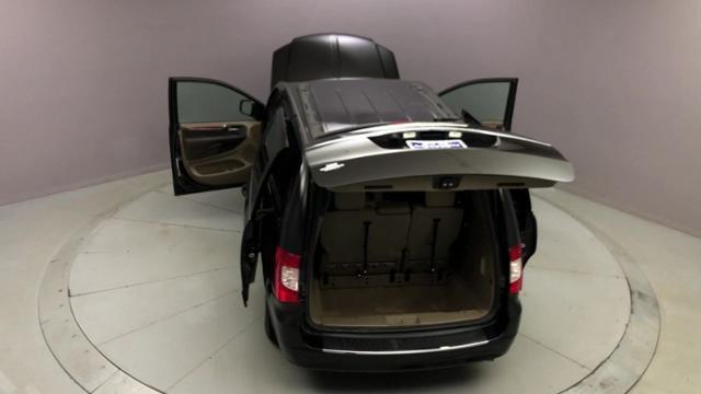 Used Chrysler Town & Country 4dr Wgn Touring 2014 | J&M Automotive Sls&Svc LLC. Naugatuck, Connecticut Used Chrysler Town & Country 4dr Wgn Touring 2014 | J&M Automotive Sls&Svc LLC. Naugatuck, Connecticut