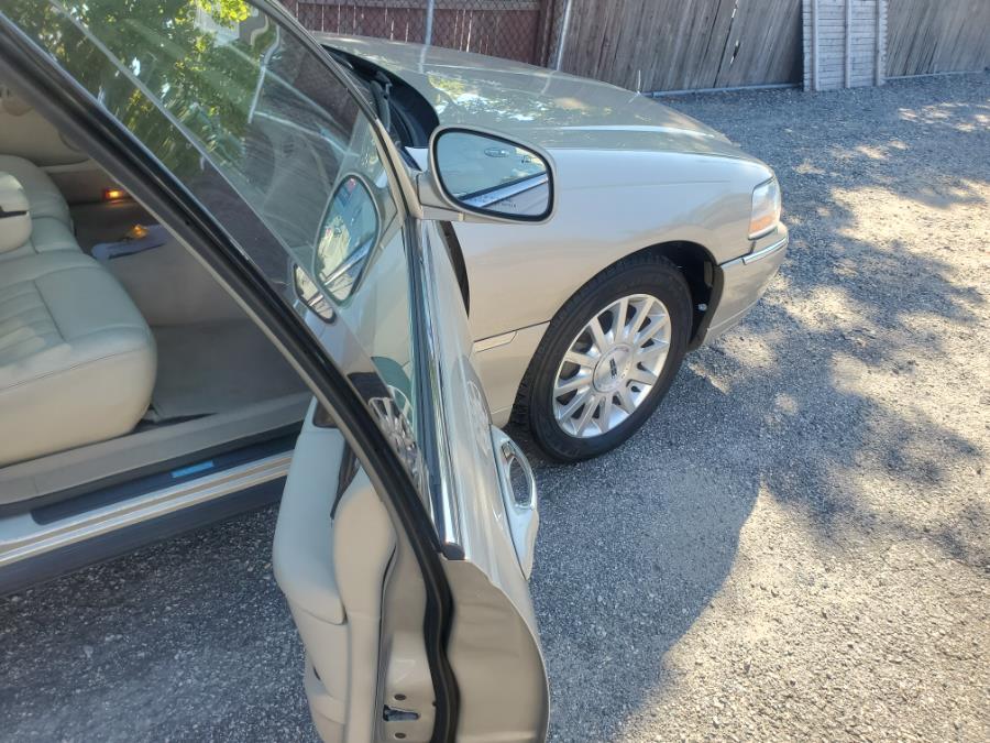 Used Lincoln Town Car 4dr Sdn Signature 2006 | SGM Auto Sales. West Babylon, New York Used Lincoln Town Car 4dr Sdn Signature 2006 | SGM Auto Sales. West Babylon, New York