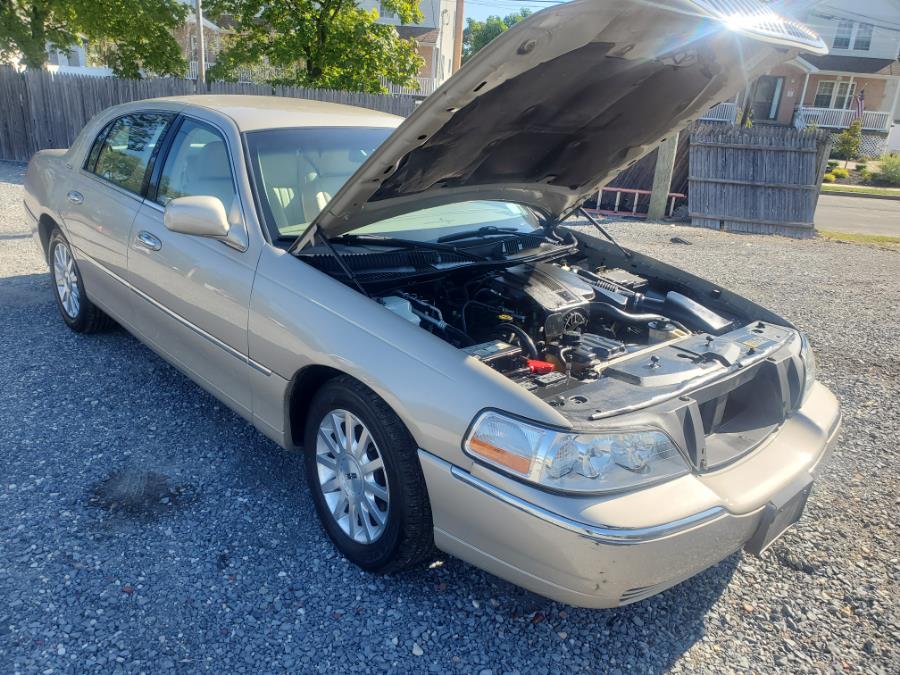 Used Lincoln Town Car 4dr Sdn Signature 2006 | SGM Auto Sales. West Babylon, New York Used Lincoln Town Car 4dr Sdn Signature 2006 | SGM Auto Sales. West Babylon, New York