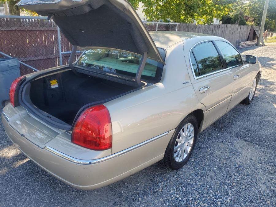 Used Lincoln Town Car 4dr Sdn Signature 2006 | SGM Auto Sales. West Babylon, New York Used Lincoln Town Car 4dr Sdn Signature 2006 | SGM Auto Sales. West Babylon, New York