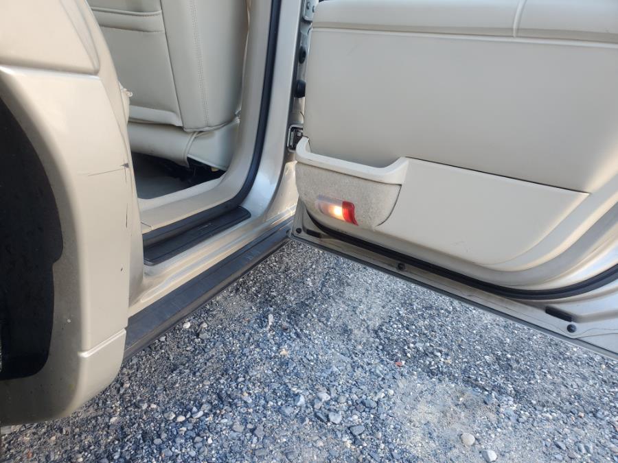 Used Lincoln Town Car 4dr Sdn Signature 2006 | SGM Auto Sales. West Babylon, New York Used Lincoln Town Car 4dr Sdn Signature 2006 | SGM Auto Sales. West Babylon, New York