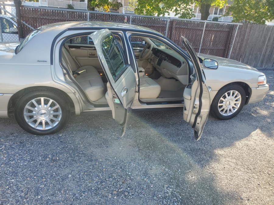 Used Lincoln Town Car 4dr Sdn Signature 2006 | SGM Auto Sales. West Babylon, New York Used Lincoln Town Car 4dr Sdn Signature 2006 | SGM Auto Sales. West Babylon, New York