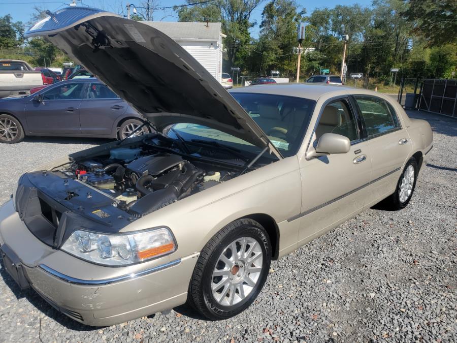 Used Lincoln Town Car 4dr Sdn Signature 2006 | SGM Auto Sales. West Babylon, New York Used Lincoln Town Car 4dr Sdn Signature 2006 | SGM Auto Sales. West Babylon, New York