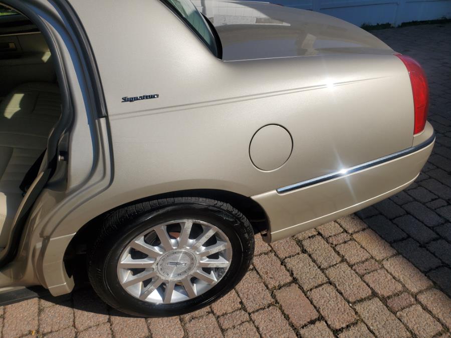 Used Lincoln Town Car 4dr Sdn Signature 2006 | SGM Auto Sales. West Babylon, New York Used Lincoln Town Car 4dr Sdn Signature 2006 | SGM Auto Sales. West Babylon, New York