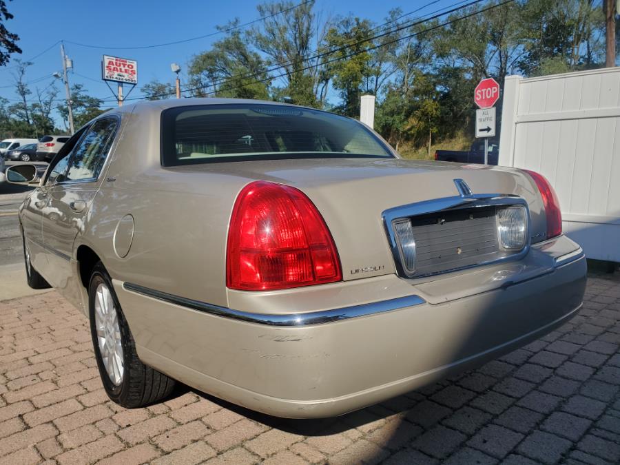 Used Lincoln Town Car 4dr Sdn Signature 2006 | SGM Auto Sales. West Babylon, New York Used Lincoln Town Car 4dr Sdn Signature 2006 | SGM Auto Sales. West Babylon, New York