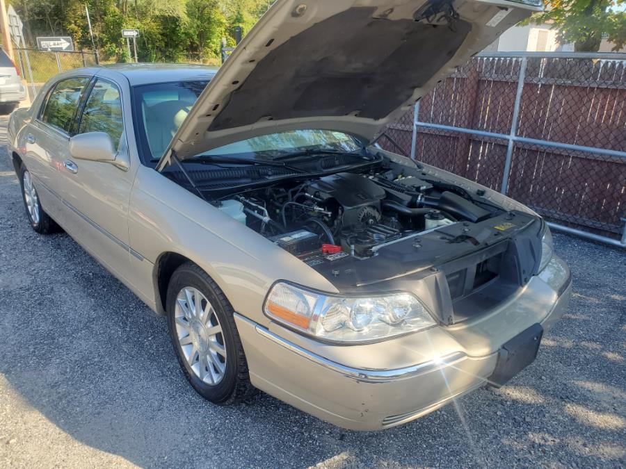Used Lincoln Town Car 4dr Sdn Signature 2006 | SGM Auto Sales. West Babylon, New York Used Lincoln Town Car 4dr Sdn Signature 2006 | SGM Auto Sales. West Babylon, New York