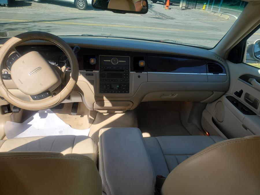 Used Lincoln Town Car 4dr Sdn Signature 2006 | SGM Auto Sales. West Babylon, New York Used Lincoln Town Car 4dr Sdn Signature 2006 | SGM Auto Sales. West Babylon, New York