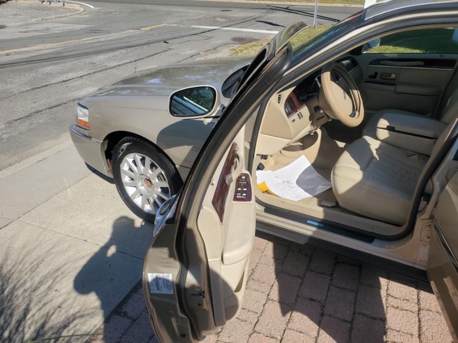 Used Lincoln Town Car 4dr Sdn Signature 2006 | SGM Auto Sales. West Babylon, New York Used Lincoln Town Car 4dr Sdn Signature 2006 | SGM Auto Sales. West Babylon, New York
