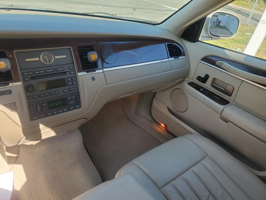 Used Lincoln Town Car 4dr Sdn Signature 2006 | SGM Auto Sales. West Babylon, New York Used Lincoln Town Car 4dr Sdn Signature 2006 | SGM Auto Sales. West Babylon, New York