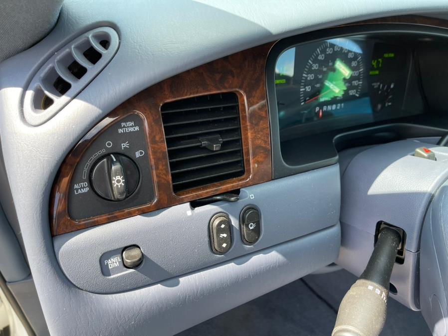 Used Lincoln Town Car 4dr Sdn Executive 2002 | Mike And Tony Auto Sales, Inc. South Windsor, Connecticut Used Lincoln Town Car 4dr Sdn Executive 2002 | Mike And Tony Auto Sales, Inc. South Windsor, Connecticut