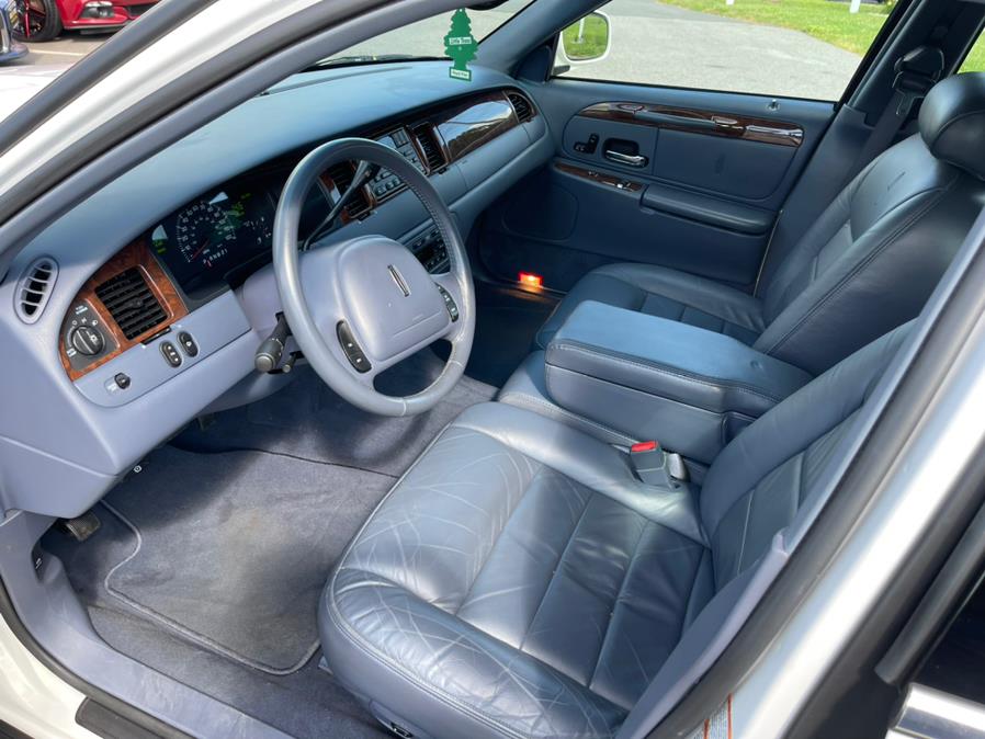 Used Lincoln Town Car 4dr Sdn Executive 2002 | Mike And Tony Auto Sales, Inc. South Windsor, Connecticut Used Lincoln Town Car 4dr Sdn Executive 2002 | Mike And Tony Auto Sales, Inc. South Windsor, Connecticut