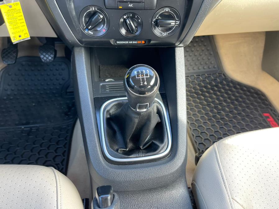 2014 Volkswagen Jetta Sedan 4dr Man SE PZEV, available for sale in South Windsor, Connecticut | Mike And Tony Auto Sales, Inc. South Windsor, Connecticut 2014 Volkswagen Jetta Sedan 4dr Man SE PZEV, available for sale in South Windsor, Connecticut | Mike And Tony Auto Sales, Inc. South Windsor, Connecticut
