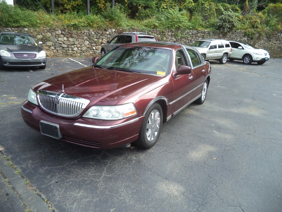Used Lincoln Town Car 4dr Sdn Ultimate 2004 | Riverside Motorcars, LLC. Naugatuck, Connecticut
