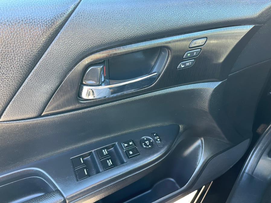 2013 Honda Accord Sdn 4dr I4 CVT EX-L w/Navi, available for sale in South Windsor, Connecticut | Mike And Tony Auto Sales, Inc. South Windsor, Connecticut 2013 Honda Accord Sdn 4dr I4 CVT EX-L w/Navi, available for sale in South Windsor, Connecticut | Mike And Tony Auto Sales, Inc. South Windsor, Connecticut